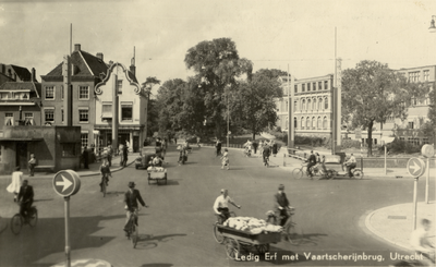 129240 Gezicht op de Vaartscherijnbrug over de Vaartsche Rijn te Utrecht met links de voorgevels van enkele huizen aan ...